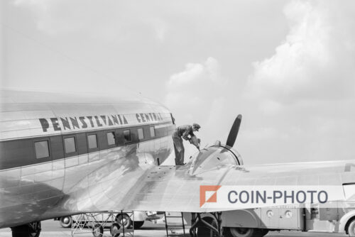 Photo d'un technicien réalisant la maintenance d'un Douglas DC-3 à l'aéroport Municipal de Washington DC - 1941
