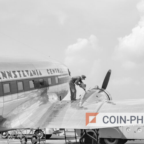 Photo d'un technicien réalisant la maintenance d'un Douglas DC-3 à l'aéroport Municipal de Washington DC - 1941