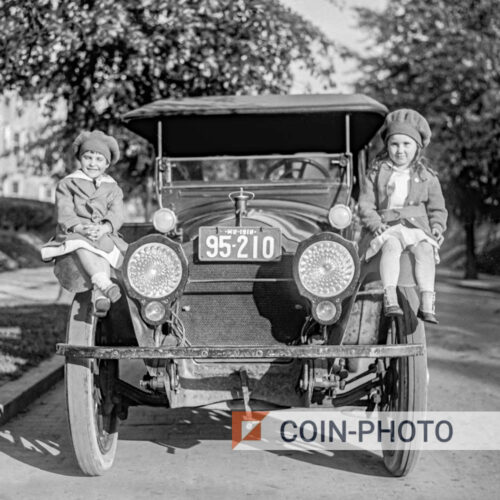 Photo de deux enfants sur une voiture à Washington DC - 1918