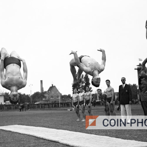 Photo de gymnastes en compétition - 1955