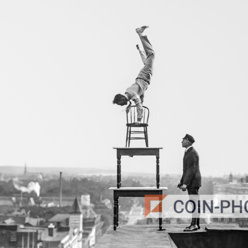 Photo du cascadeur Jammie John Reynolds en équilibre sur un immeuble à Washington DC - 1917