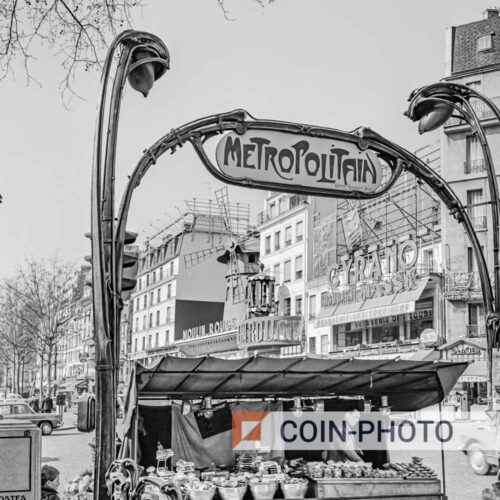 Photo du Moulin Rouge et de la station de métro Blanche à Paris - 1965