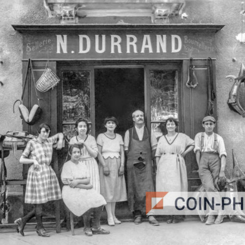 Photo d'un bourrelier devant son atelier à Paris en 1910