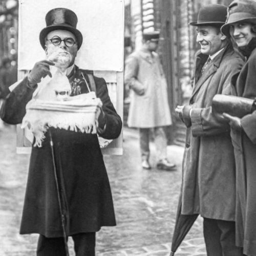 Photo d'un homme sandwich dans les rues de Paris en 1928