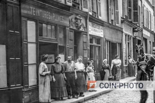 Photo d'un magasin de teinture de plumes à Paris dans les années 1910