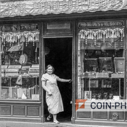 Photo d'une boutique de phonographes et d'accordéons à Paris dans les années 20