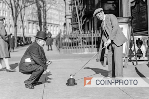 Photo de l'acteur et chanteur Al Jolson jouant au golf dans les rues de New York en 1923
