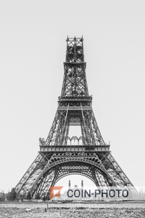 Photo de la construction de la Tour Eiffel à Paris en 1888