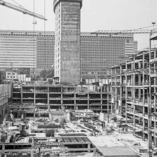 Photo de la construction de la Tour Montparnasse à Paris en 1971