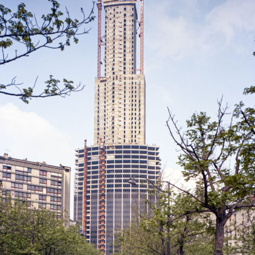 Photo de la construction de la Tour Montparnasse à Paris en 1972