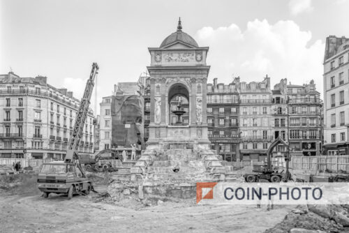 Photo de la fontaine des Innocents aux Halles de Paris en 1971