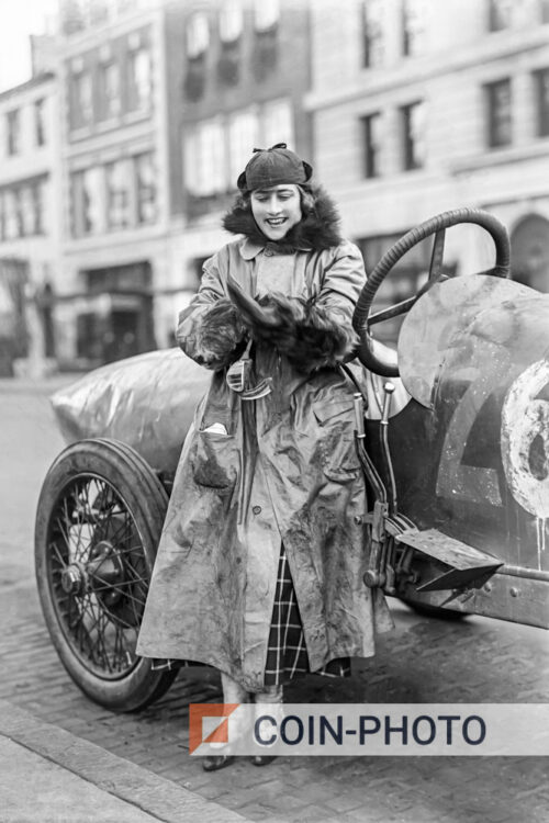 Photo de la pilote automobile Eleanor Belvins à New York en 1916