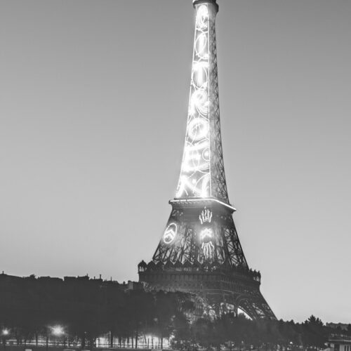Photo de la Tour Eiffel à Paris arborant une publicité "Citroën" en 1925