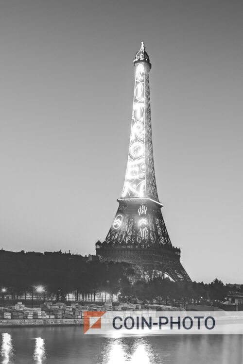Photo de la Tour Eiffel à Paris arborant une publicité "Citroën" en 1925