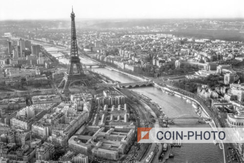 Photo de la Tour Eiffel à Paris vue du ciel dans les années 50