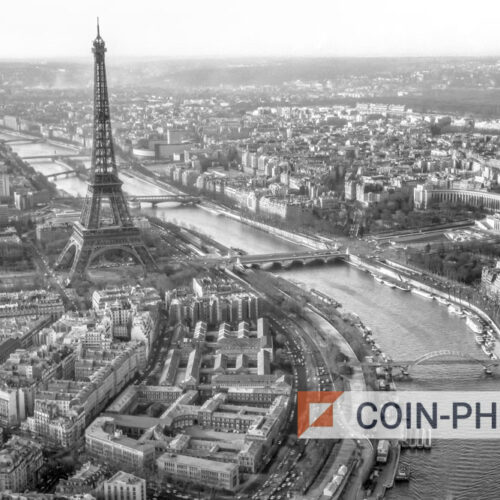 Photo de la Tour Eiffel à Paris vue du ciel dans les années 50