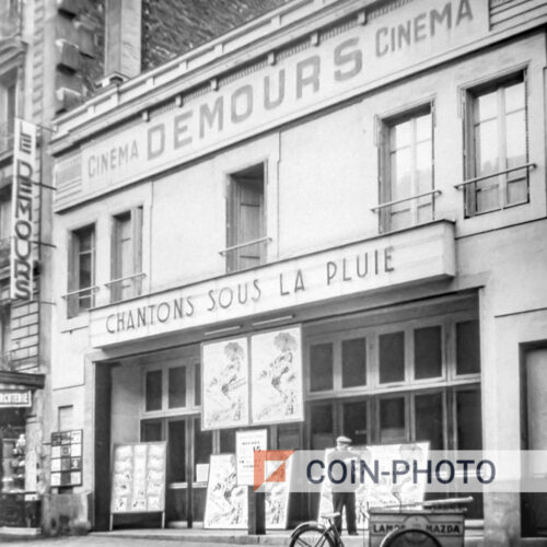 Photo du "Cinéma Demours" à Paris dans les années 50
