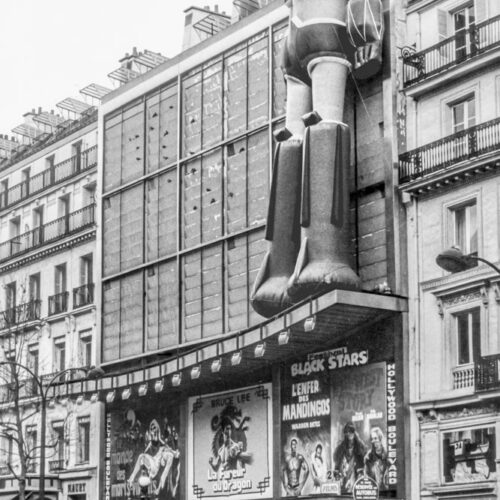 Photo du cinéma "Hollywood Boulevard" à Paris avec un Goldorak de 14 mètres sur sa façade en 1979