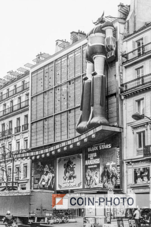 Photo du cinéma "Hollywood Boulevard" à Paris avec un Goldorak de 14 mètres sur sa façade en 1979