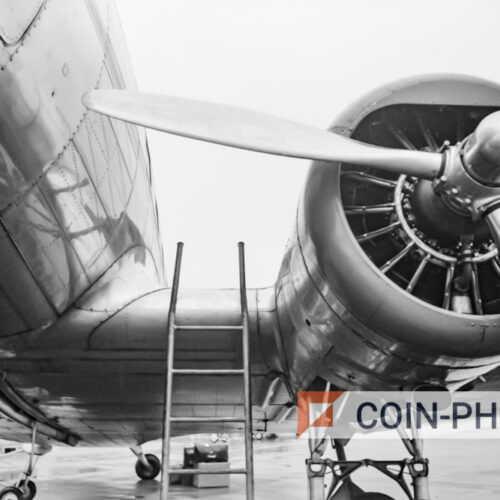 Photo d'un avion en maintenance à l'aéroport de Washington en 1941 L'avion en maintenance est un bimoteur équipé d'une hélice à trois pales.