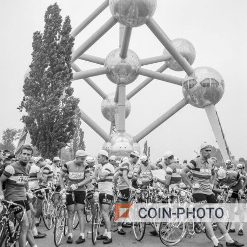 Photo de coureurs du tour de France devant l'Atomium à Bruxelles lors de l'édition de 1960