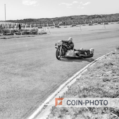 Photo d'une course de side-cars sur le circuit de Zandvoort aux Pays-Bas en 1955
