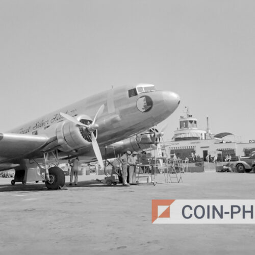 Photo d'un avion en révision à l'aéroport de Washington dans les années 40 L'image montre l'équipe de maintenance en pleine action, s'occupant de la révision de l'avion avant son départ.