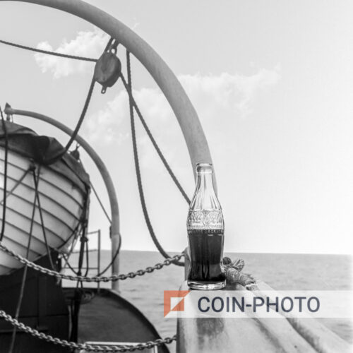Photo d'une bouteille de Coca-Cola sur le pont d'un bateau aux Pays-Bas en 1952