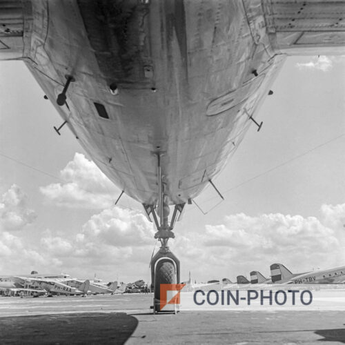 Photo du tarmac de l'aéroport de Schiphol prise depuis le dessous d'un avion en 1946
