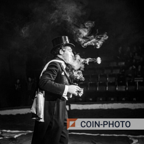 Photo de "Borra le roi des pickpockets" en pleine représentation pour le cirque Straßburger aux Pays-Bas en 1948