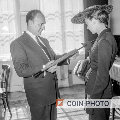 Photo du couturier Pierre Balmain à l'hôtel Victoria d'Amsterdam en 1951