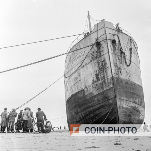 Photo ancienne du cargo Carthage échoué à Scheveningen en 1953.