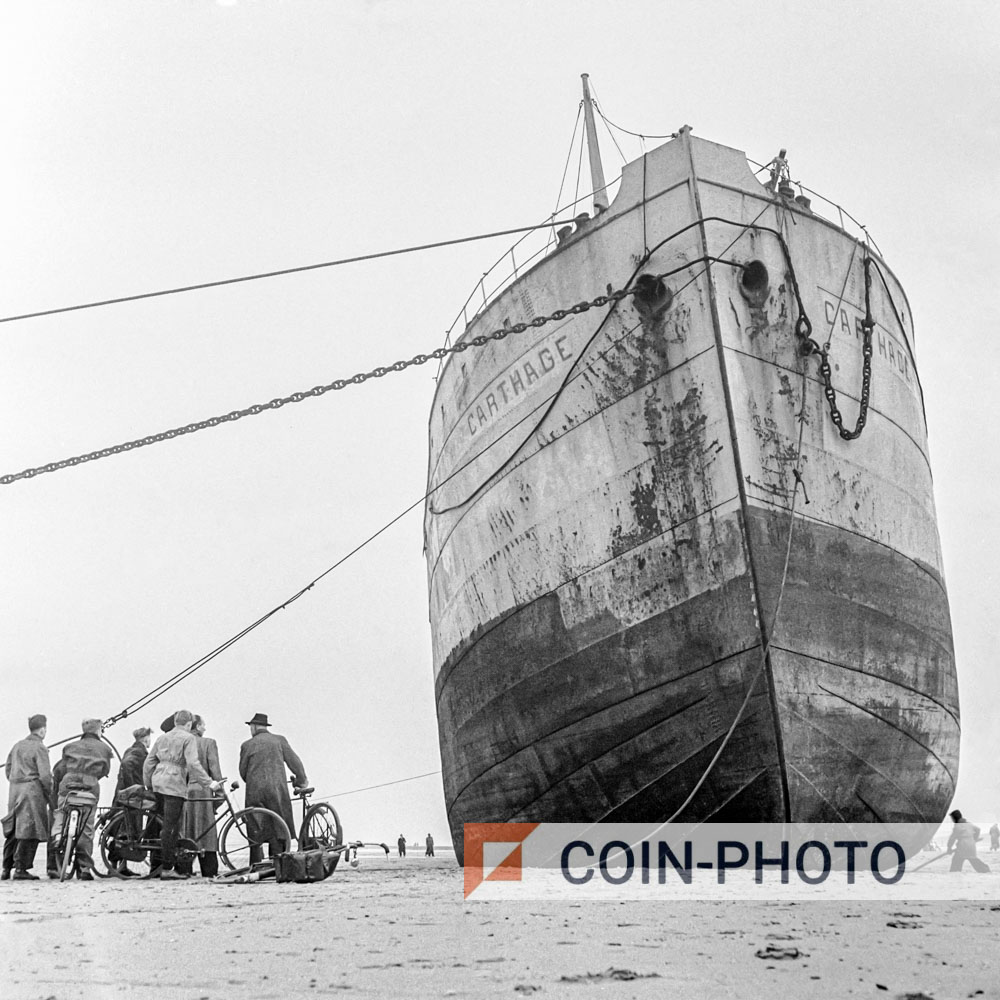 Photo ancienne du cargo Carthage échoué à Scheveningen en 1953.