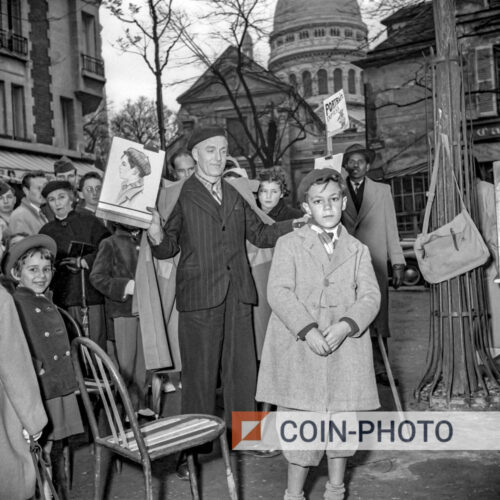 Photo d’un portraitiste et d’un jeune modèle à Montmartre en 1936.