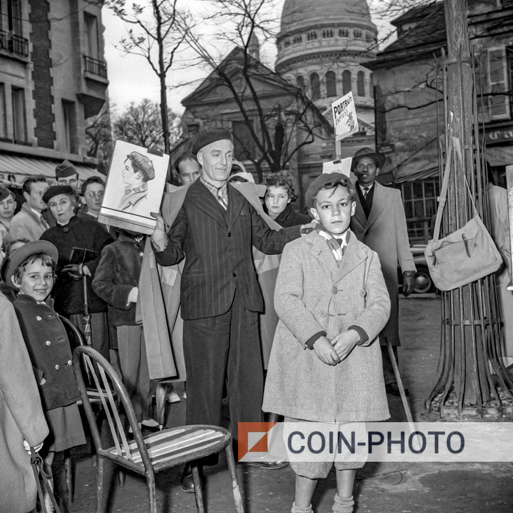 Photo d’un portraitiste et d’un jeune modèle à Montmartre en 1936.