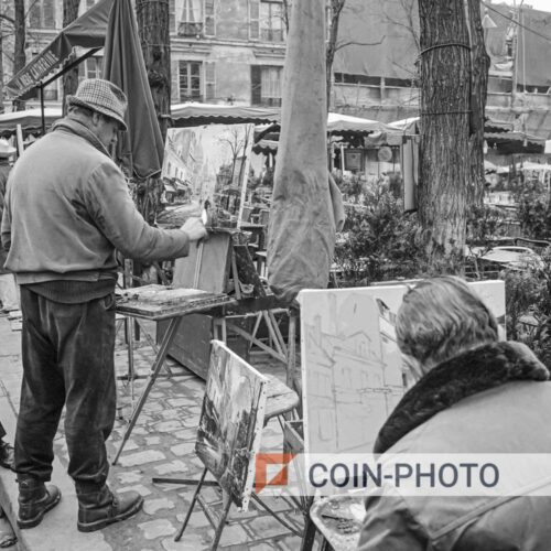 Photo de peintres à la place du Tertre à Montmartre en 1965