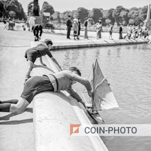 Photo d’enfants jouant aux bateaux au jardin du Luxembourg en 1948