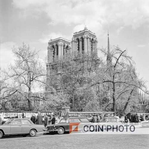 Photo de Notre-Dame et des bouquinistes à Paris en 1965
