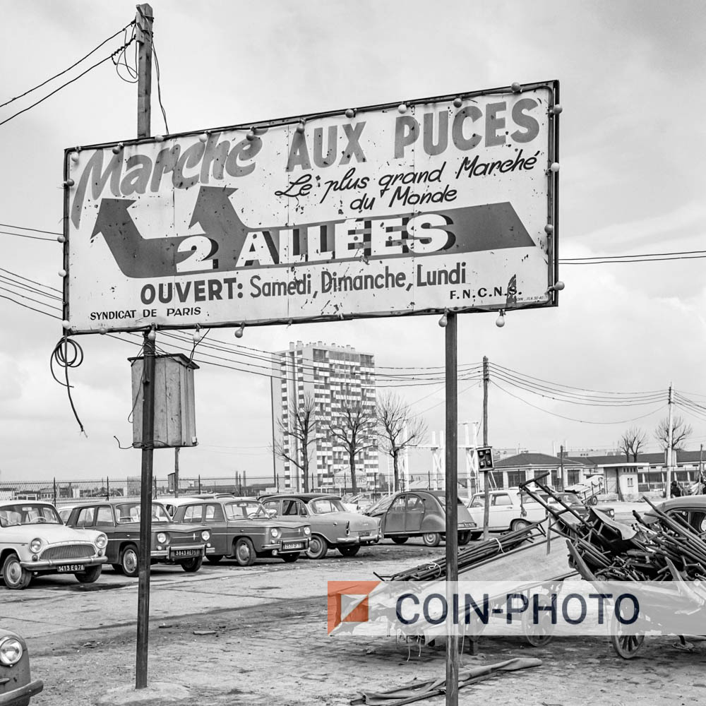 Photo du panneau du marché aux puces de Saint-Ouen à Paris en 1965