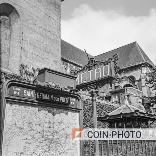 Photo de la station de métro Saint-Germain-des-Prés à Paris en 1965