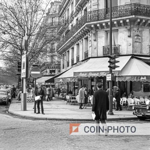Photo de la brasserie Aux Deux Magots à Paris en 1965