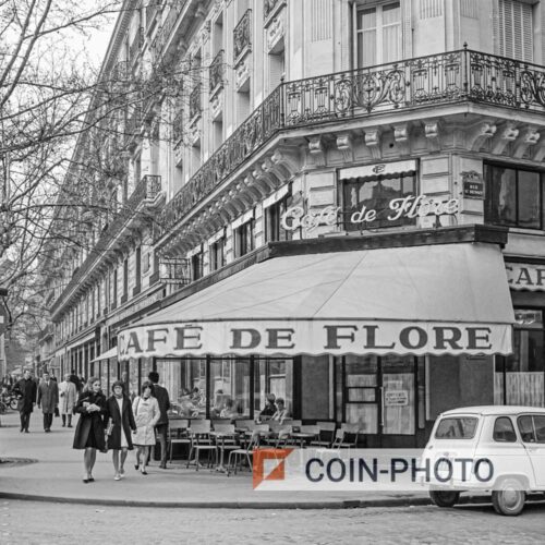 Photo du Café de Flore à Paris en 1965