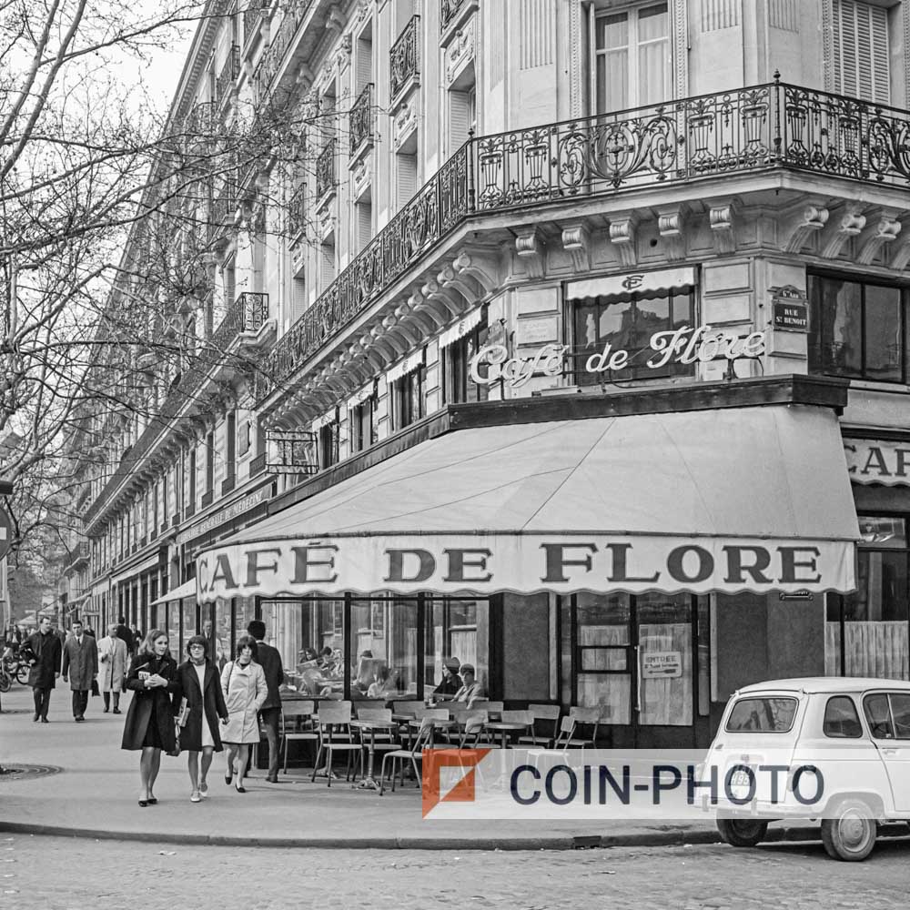 Photo du Café de Flore à Paris en 1965