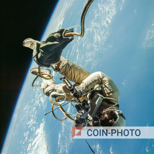 Astronaute flottant au-dessus de la Terre durant la mission Gemini IV en 1965