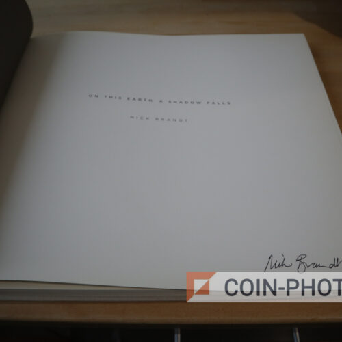 Livre Nick Brandt On This Earth Signé Couverture du livre On This Earth A Shadow Falls de Nick Brandt montrant des éléphants en noir et blanc