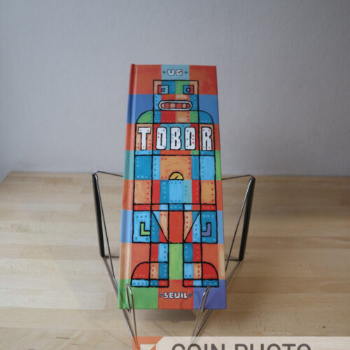 Page ouverte du livre pop-up Tobor de Philippe UG montrant un robot coloré en 3D
