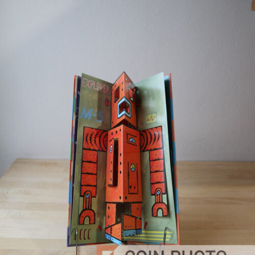 Page ouverte du livre pop-up Tobor de Philippe UG montrant un robot coloré en 3D