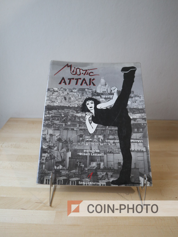 Couverture du livre Miss.Tic Attak montrant un pochoir de femme brune sur fond rouge caractéristique de l'artiste