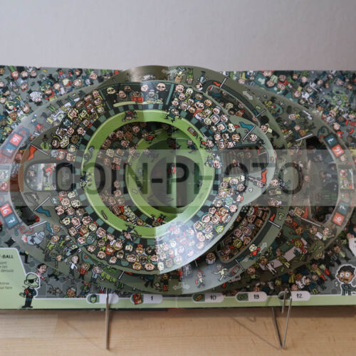 Double page intérieure du livre pop-up La grande évasion montrant une scène de ville animée en relief où des animaux sont cachés