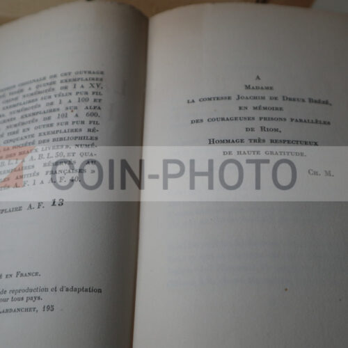 Page de texte intérieur montrant la typographie soignée des poèmes de Charles Maurras